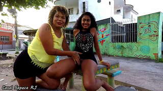 новінька знімає маску з парою співаків