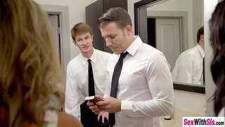 Sexy tinedyer Ms Faris at Whitney Wright tatangkilikin hardcore threesom sex pagkatapos nilang sinipsip ang titi