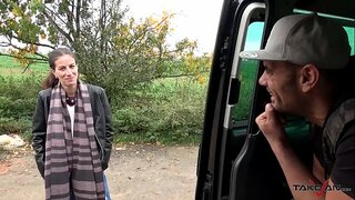 Random Pinutukan sa Mukha sa isang upuan sa likod ng kotse