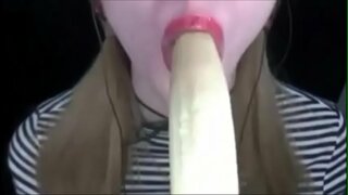 Maganda batang babae na may gusto prutas