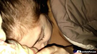 Він прокинувся від того, що його падчерка смокче його член, і він не скаржився.