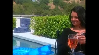 Kuum tätoveeritud ilu raven juuksed võrgutab kutt mehe kohta, terrass, et saada suurem allahindlus ajal maja osta