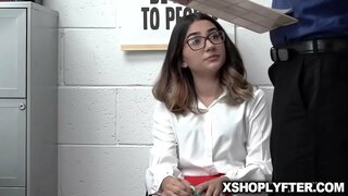 Келлі трахнулась на столі в офісі